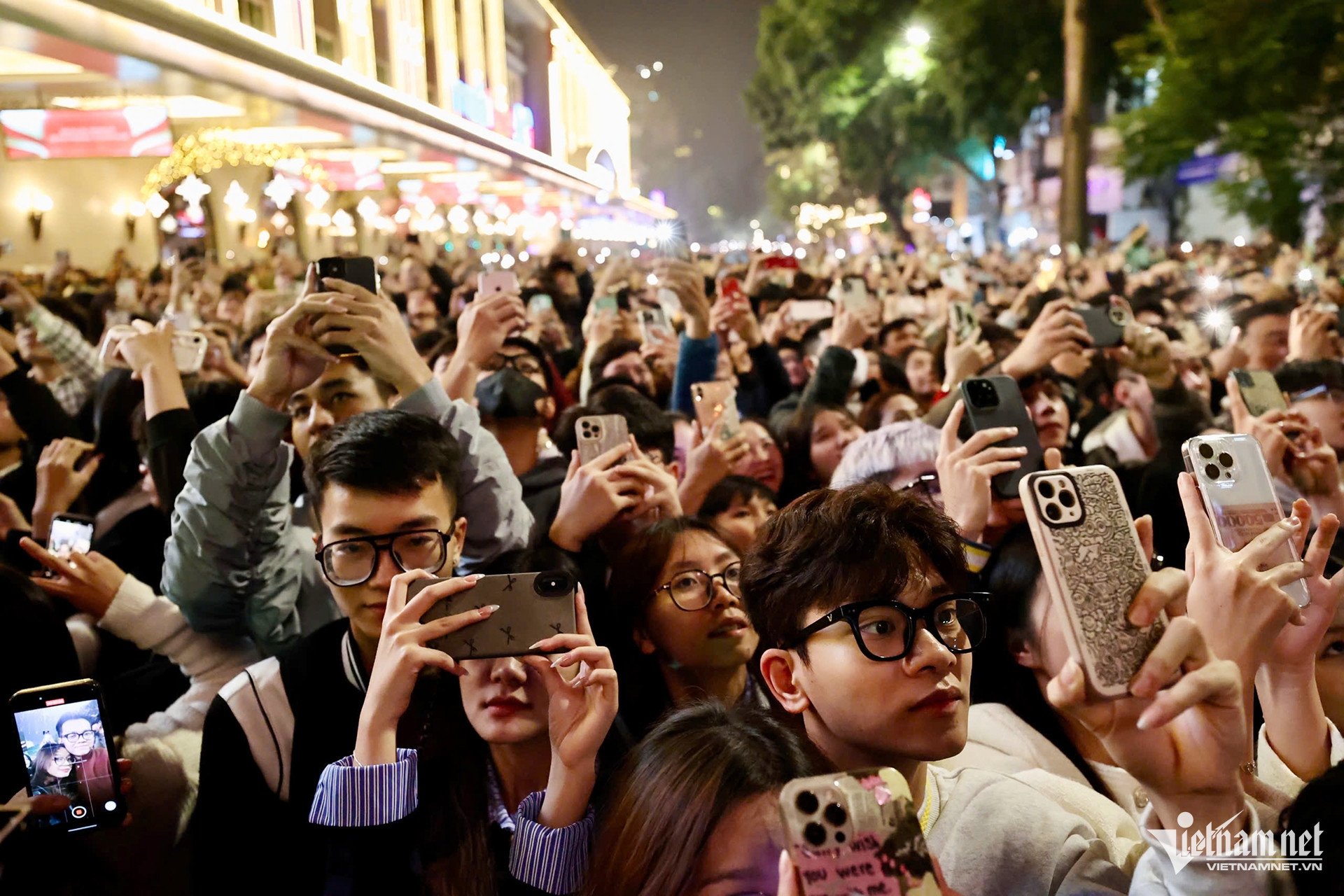 Countdown and fireworks to the new year 2025 in Hanoi, Ho Chi