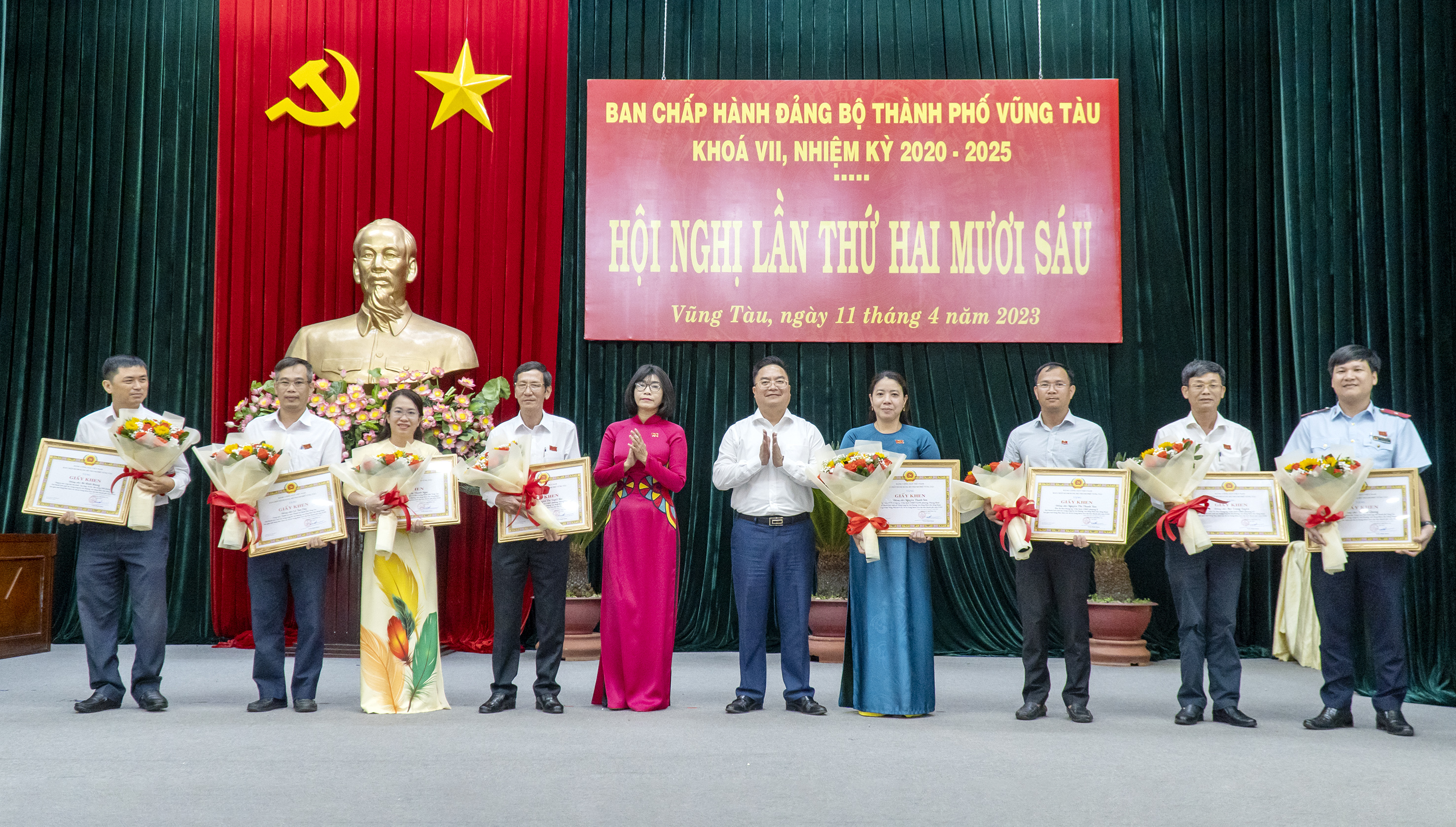 Lãnh đạo TP. Vũng Tàu tặng Giấy khen cho các cá nhân có thành tích xuất sắc trong công tác bồi thường, vận động nhân dân đồng thuận bàn giao mặt bằng thực hiện các dự án trọng điểm trên địa bàn thành phố năm 2022.