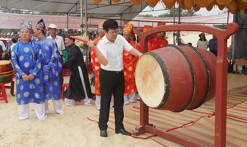 Lãnh đạo UBND xã Nhân Trạch đánh trống xuất quân tàu thuyền khai thác thủy hải sản.