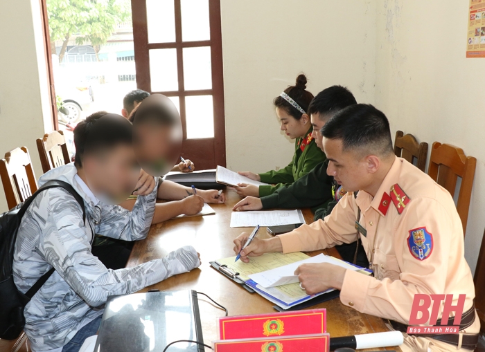 Xử phạt 12,5 triệu đồng đối với 2 nhóm thanh thiếu niên vi phạm Luật Giao thông đường bộ