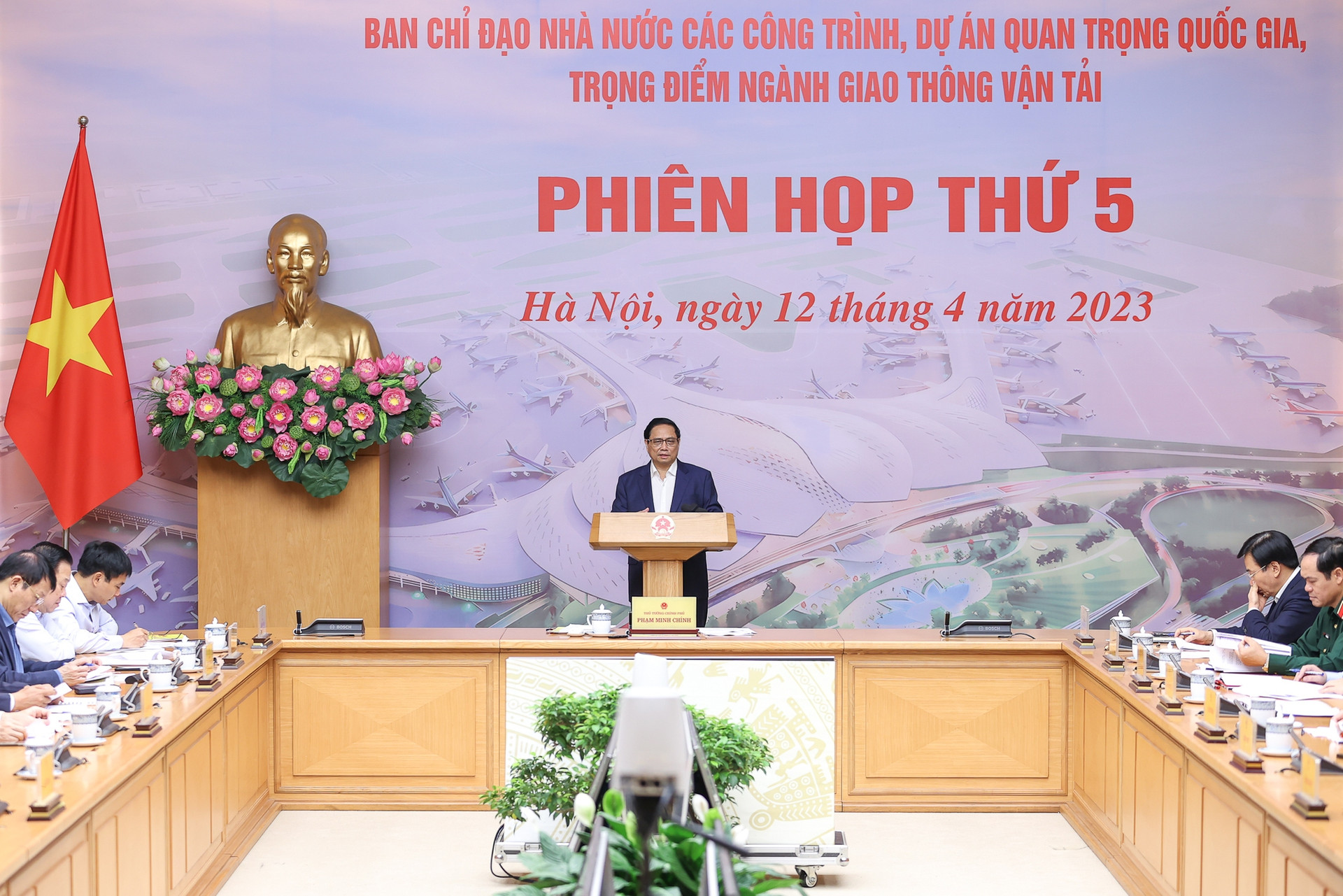 Thủ tướng: Đầu tư công kích hoạt các hoạt động kinh tế, thúc đẩy phát triển, tạo việc làm, sinh kế cho người dân - Ảnh 2.