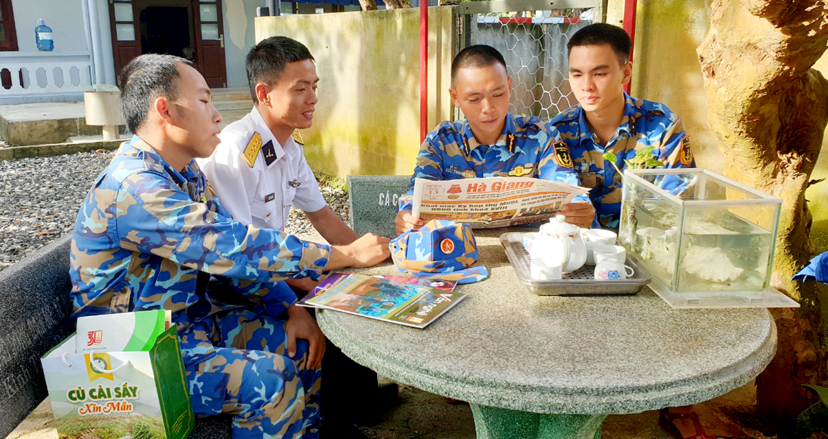 Ấn phẩm Báo Hà Giang đến với lính đảo Trường Sa.
					         Ảnh: Phương Hoa