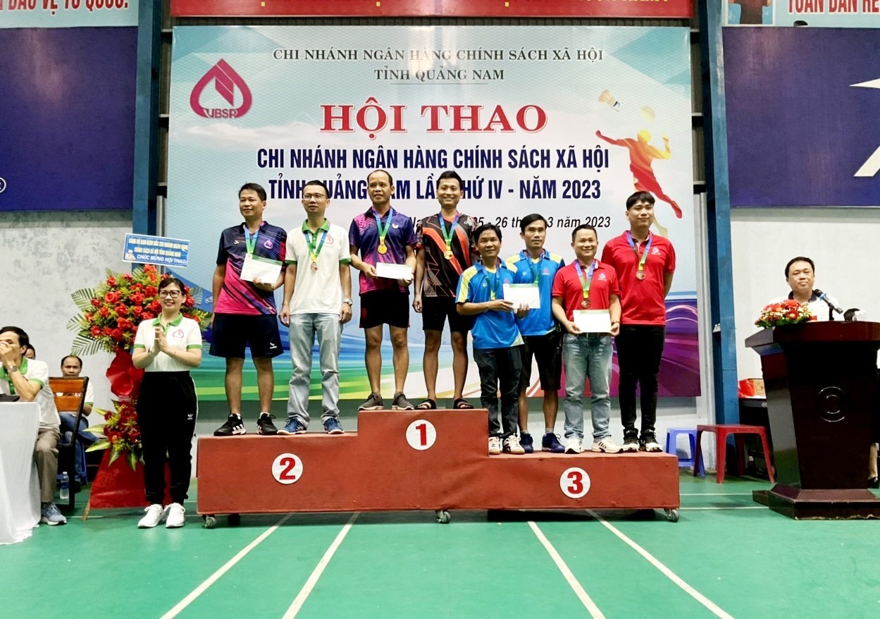 Hội thao lần thứ 4 của Chi nhánh Ngân hàng CSXH Quảng Nam là chiến thắng của quyết tâm, đoàn kết, hữu nghị. Ảnh: Q.VIỆT