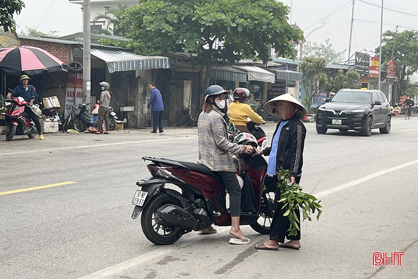 Mất an toàn giao thông khi chợ lấn đường ở Nghi Xuân