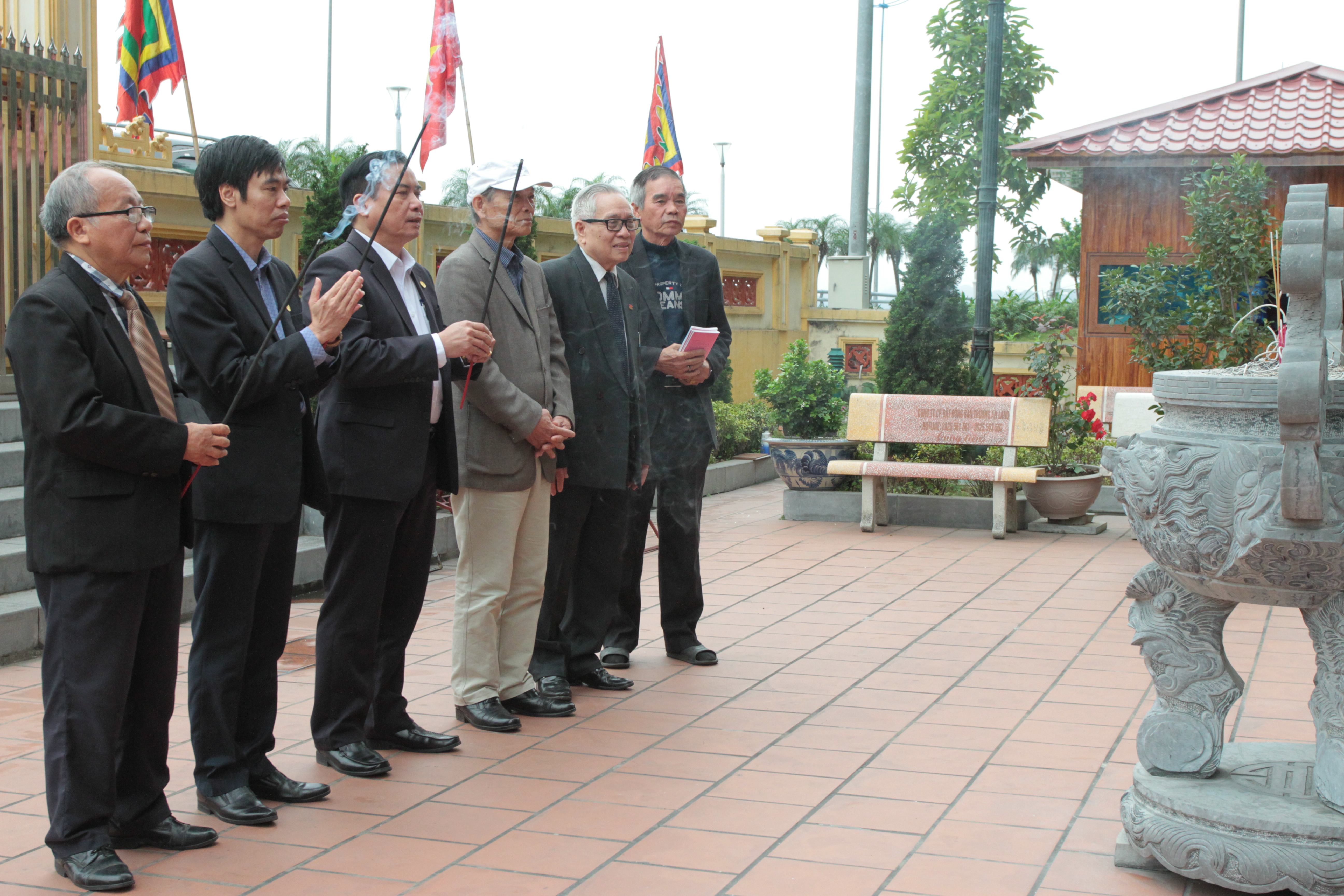 Đại biểu dâng hương vua Lê Thánh Tông tại di chỉ bài thơ cổ dưới chân núi Bài Thơ.