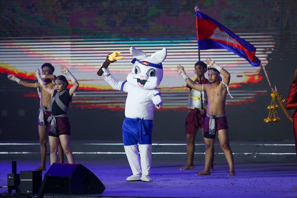 Đoàn thể thao Việt Nam công bố trang phục tại SEA Games 32; Chelsea vẫn chưa chắc trụ hạng