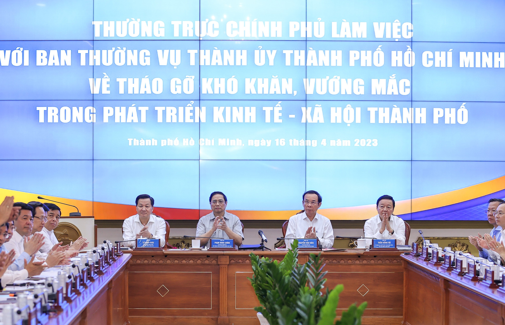 Thường trực Chính phủ làm việc với Ban Thường vụ Thành ủy TPHCM - Ảnh 2.