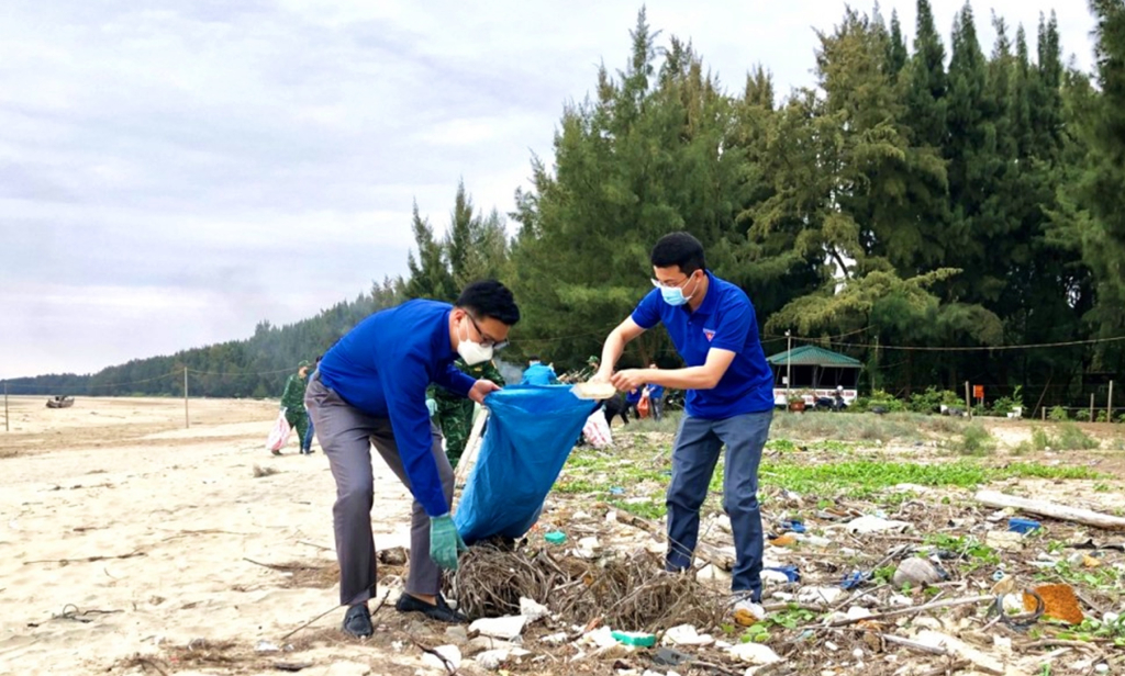 Thanh niên TP Móng Cái tham gia vệ sinh bờ biển trong chiến dịch 