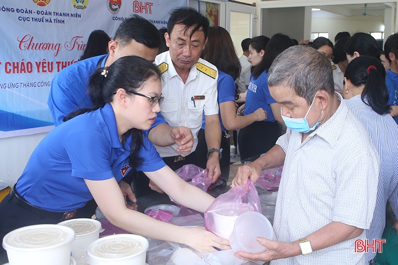 Công đoàn, đoàn thanh niên Cục thuế tỉnh và Báo Hà Tĩnh trao 900 suất cháo hỗ trợ bệnh nhân nghèo