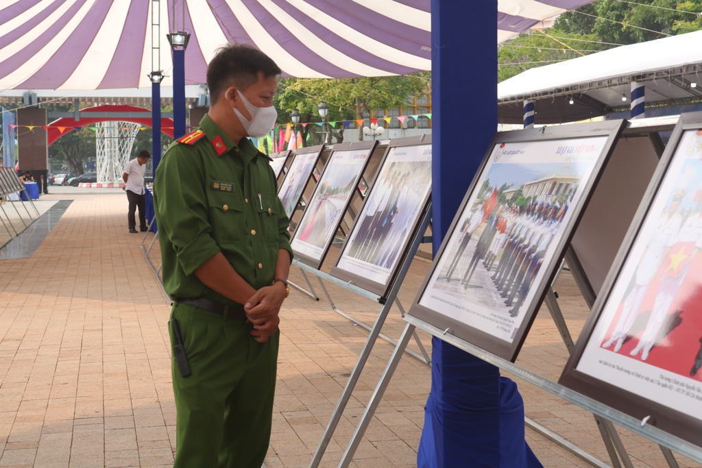 Sự kiện - Trưng bày ảnh 'Luật gia Việt Nam với biển đảo quê hương': Hoạt động nhiều ý nghĩa (Hình 14).