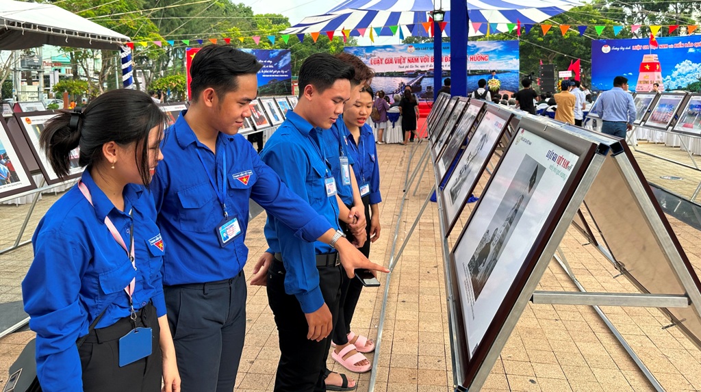 Sự kiện - Trưng bày ảnh 'Luật gia Việt Nam với biển đảo quê hương': Hoạt động nhiều ý nghĩa (Hình 12).