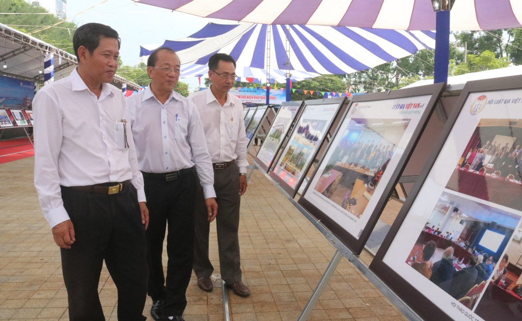 Sự kiện - Trưng bày ảnh 'Luật gia Việt Nam với biển đảo quê hương': Hoạt động nhiều ý nghĩa (Hình 16).