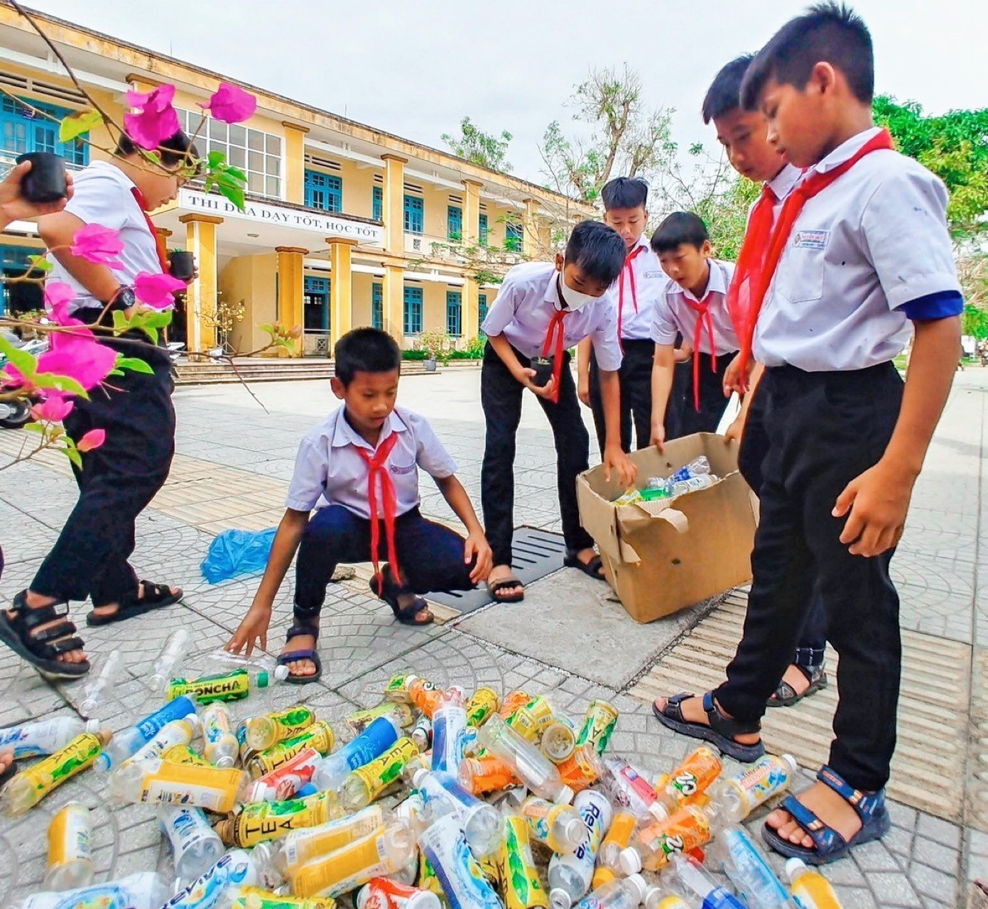 Những cậu học sinh háo hức mang “rác” tới tham gia chương trình nhằm kêu gọi hãy bảo vệ môi trường này. Ảnh: NHIÊM HUÂN