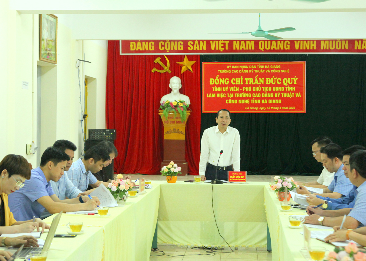 Toàn cảnh buổi làm việc
