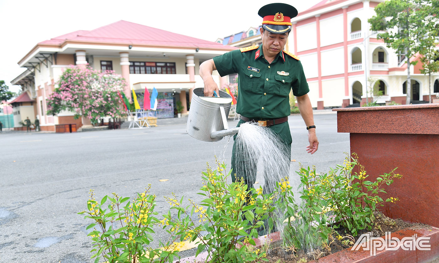 Đại tá Mai Văn Hòa, Chính ủy Bộ CHQS tỉnh tham gia Lễ phát động “Tết trồng cây - Đời đời nhớ ơn Bác Hồ”