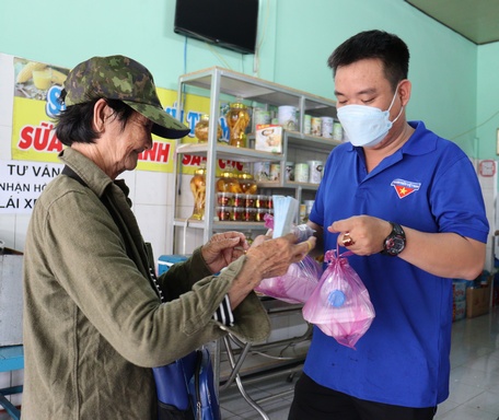  Trao yêu thương, sẻ chia khó khăn qua những phần ăn nghĩa tình.