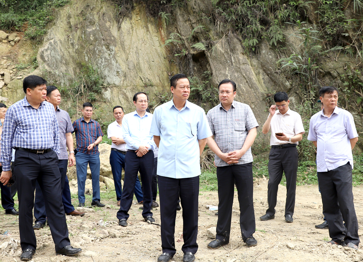 Chủ tịch UBND tỉnh Nguyễn Văn Sơn kiểm tra tiến độ dự án ĐT.177 tại điểm đầu tuyến thuộc địa phận xã Tân Lập (Bắc Quang).
