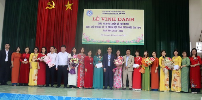 Vinh danh, khen thưởng giáo viên ôn luyện và học sinh đoạt giải quốc gia ảnh 2