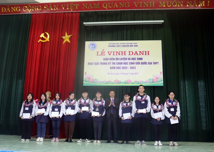 Vinh danh, khen thưởng giáo viên ôn luyện và học sinh đoạt giải quốc gia ảnh 3