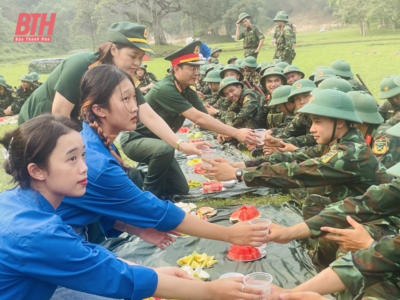 “Bát nước thao trường” ấm lòng chiến sỹ