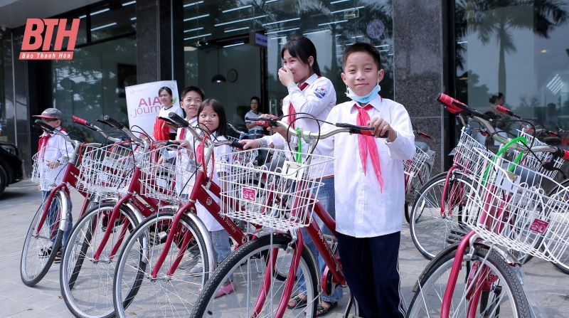 Chương trình “Hành trình cuộc sống” trao tặng 35 xe đạp cho trẻ em nghèo Thanh Hóa