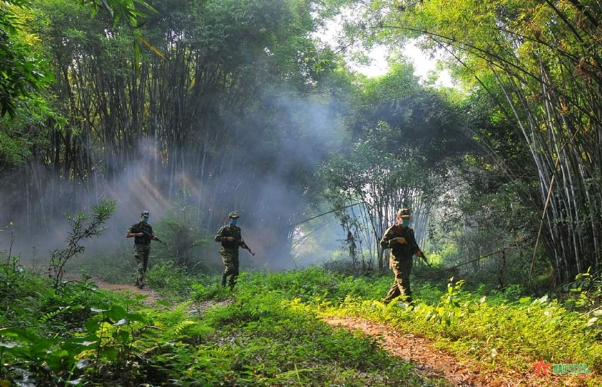 Cán bộ, chiến sĩ Đồn Biên phòng Pò Hèn tuần tra dưới rừng tre dọc theo bờ sông biên giới Ka Long. Nguồn: qdnd.vn