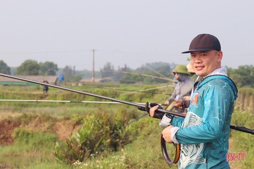 Xem cần thủ Hà Tĩnh so tài câu cá lóc bằng bát cuốn tay