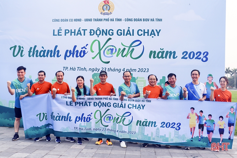 Gần 300 VĐV hưởng ứng giải chạy “Vì thành phố xanh năm 2023”