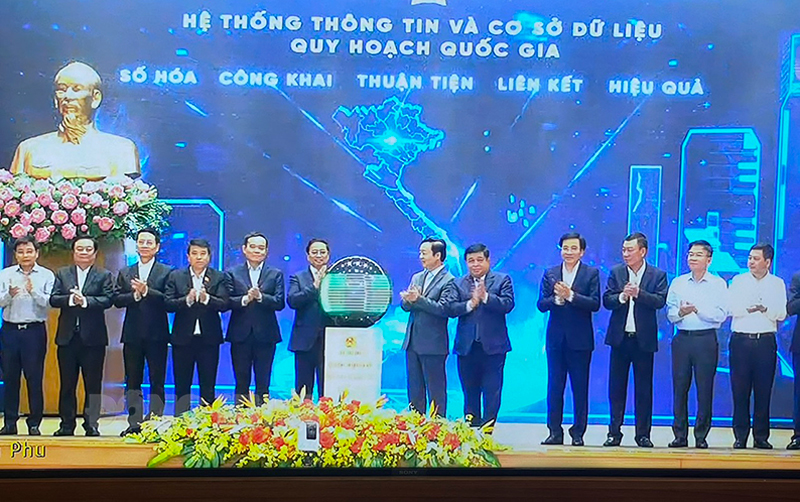 Thủ tướng Chính phủ Phạm Minh Chính cùng lãnh đạo các bộ, ngành thực hiện nghi thức bấm nút khai trương hệ thống thông tin và cơ sở dữ liệu quy hoạch quốc gia.