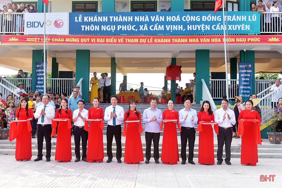 BIDV trao tặng thêm 2 nhà cộng đồng tránh lũ cho Hà Tĩnh