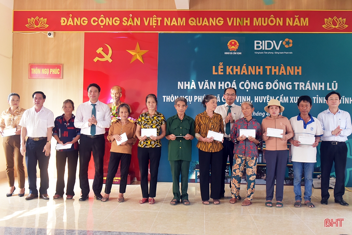 BIDV trao tặng thêm 2 nhà cộng đồng tránh lũ cho Hà Tĩnh