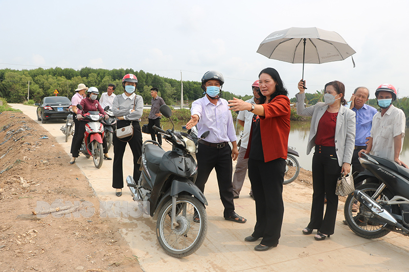 Phó chủ tịch UBND tỉnh Nguyễn Thị Bé Mười khảo sát tuyến đường ĐX.02 liên xã Bảo Thuận - Tân Thủy.