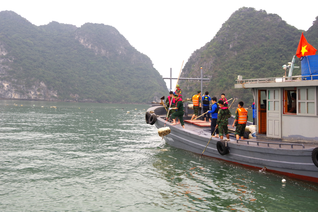 Đây là hoạt động thiết thực, thực hiện chỉ đạo của UBND tỉnh Quảng Ninh về thu gom, xử lý phao xốp, rác trôi nổi trên Vịnh Hạ Long.