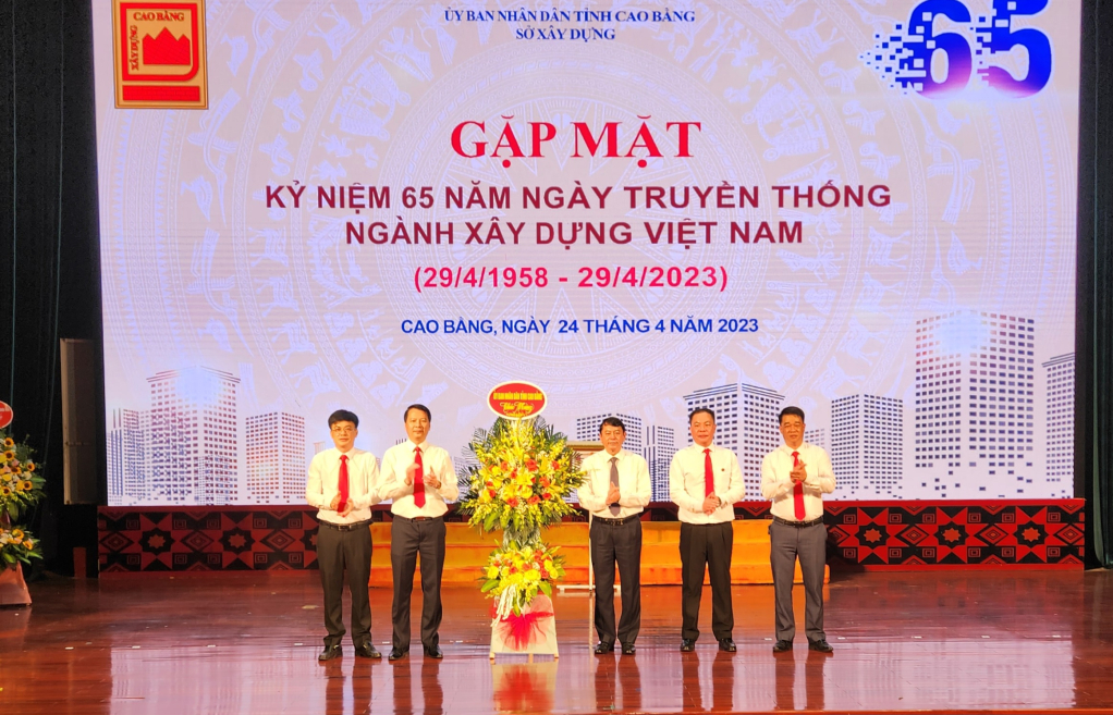 Chủ tịch UBND tỉnh Hoàng xuân Ánh tặng hoa chúc mừng Sở Xây dựng nhân kỷ niệm 65 năm ngày truyền thống ngành xây dựng Việt nam.