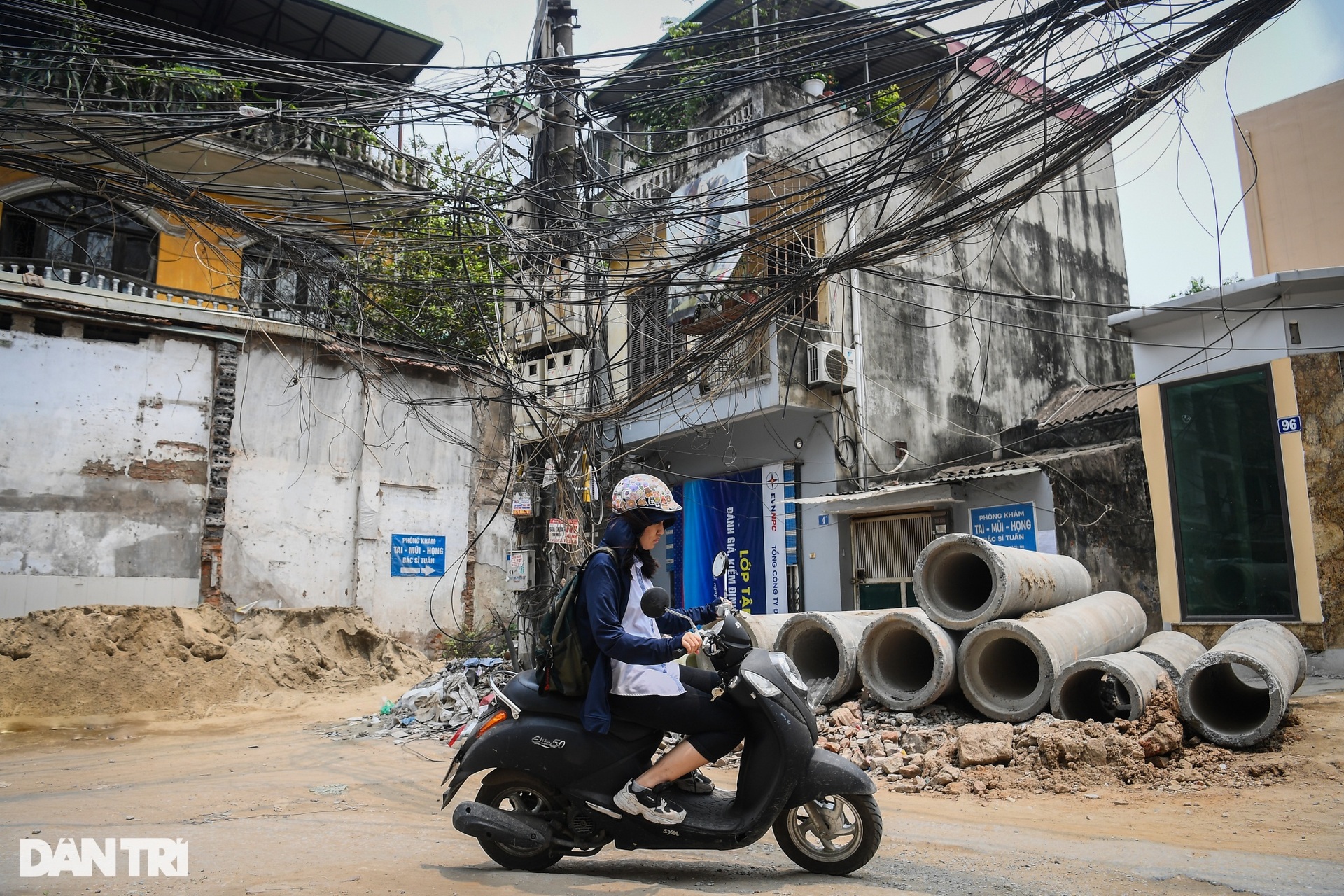 Dây điện, cáp viễn thông chăng mạng nhện khắp đường phố Hà Nội - 5