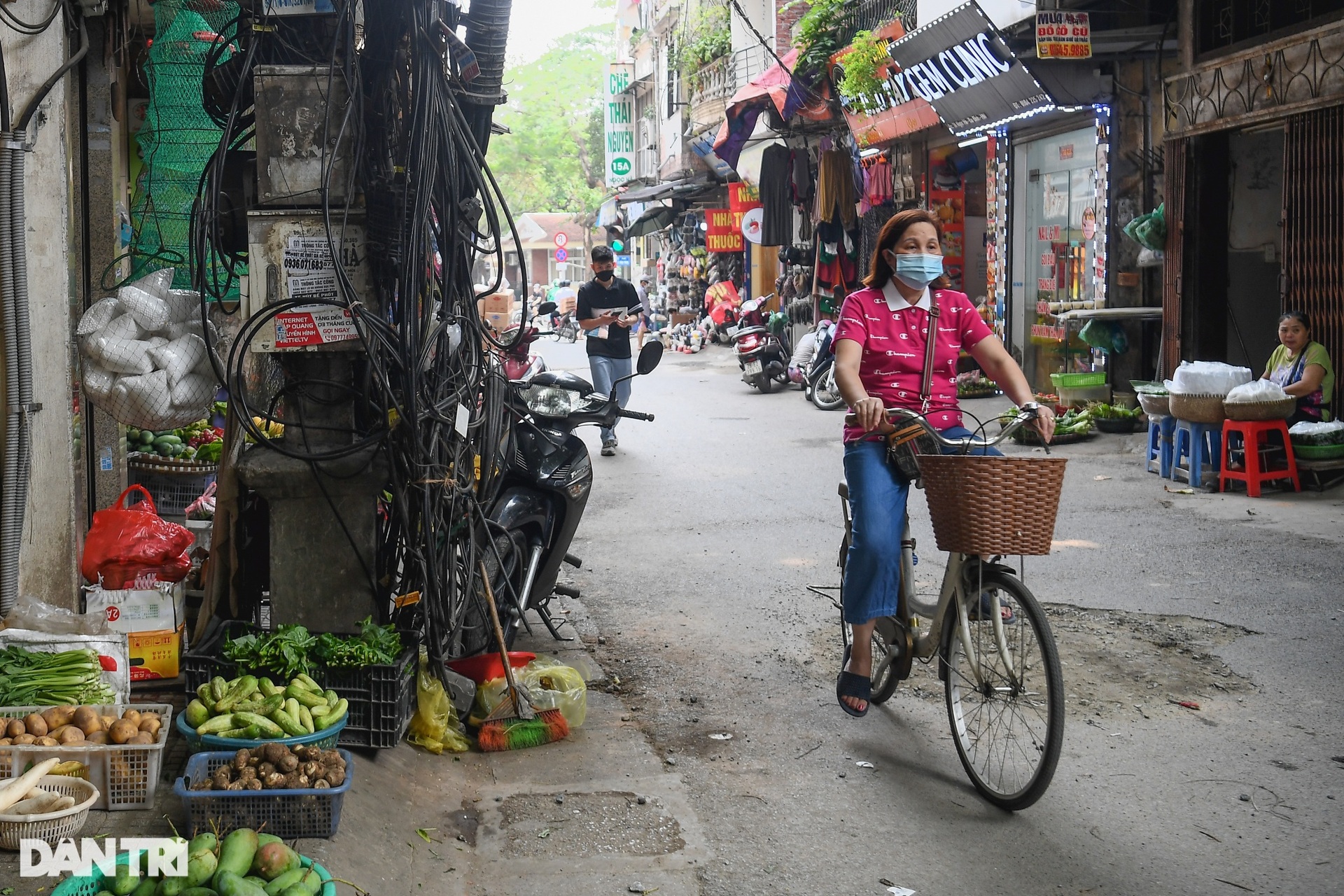 Dây điện, cáp viễn thông chăng mạng nhện khắp đường phố Hà Nội - 14