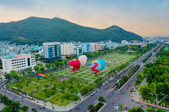 Bay khinh khí cầu 15km ngắm phố biển Quy Nhơn ảnh 5