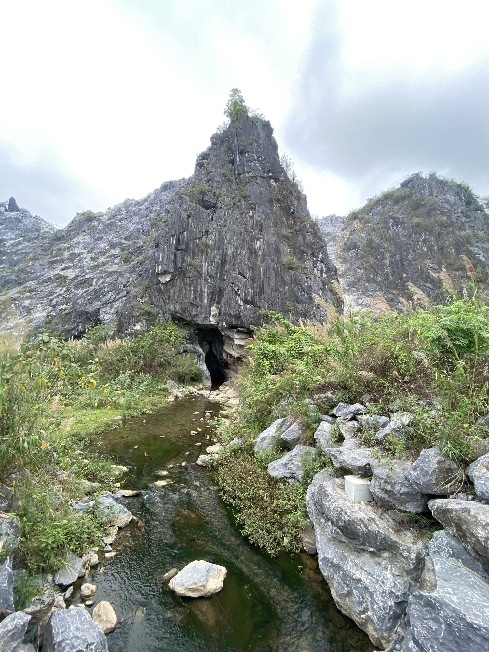 suối Đạng, chảy trong lòng hang Đồng Đạng. 