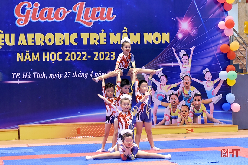 Trẻ mầm non Hà Tĩnh đáng yêu trong bài nhảy aerobic