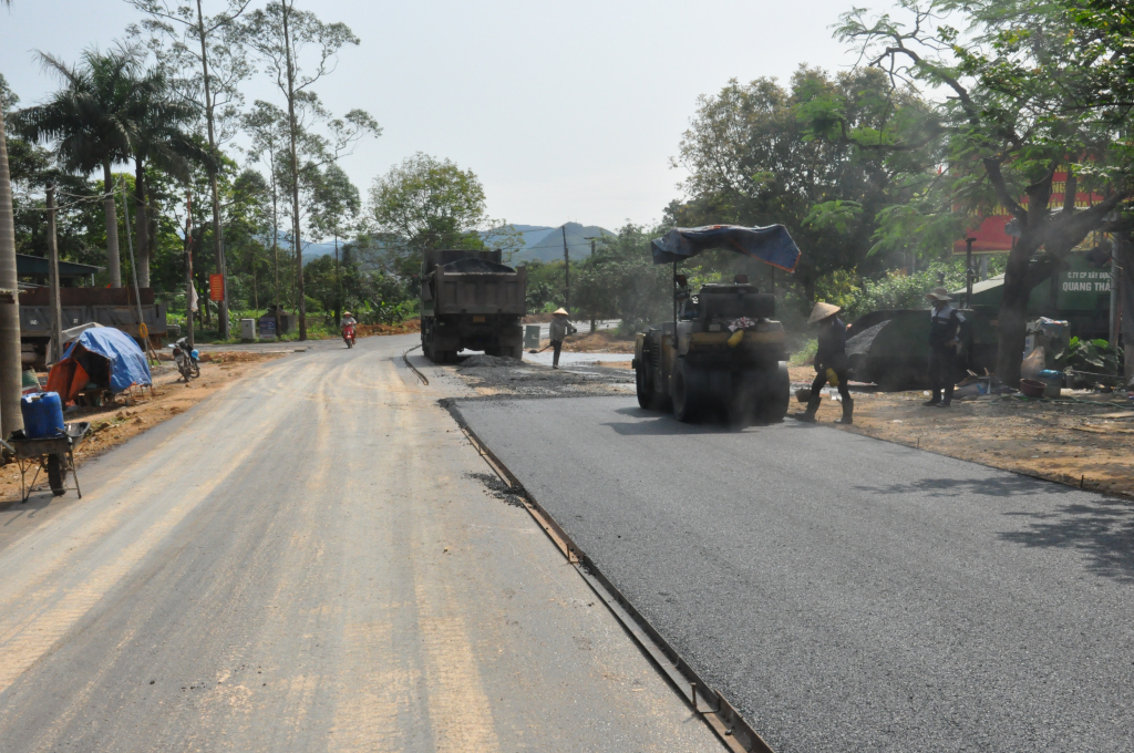 Đơn vị thi công thảm nhựa mặt đường, đoạn qua thôn Thán Phún, xã Bắc Sơn (Móng Cái)