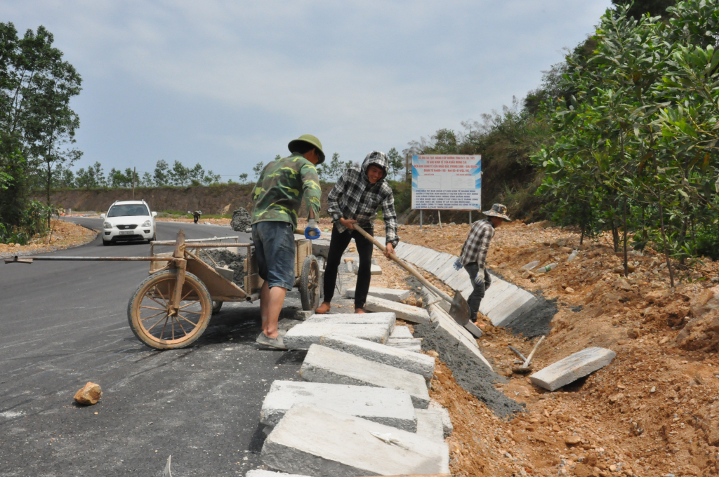 Đơn vị thi công hoàn thành những mét rãnh thoát nước cuối cùng trên toàn tuyến