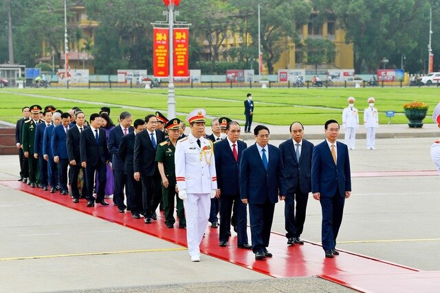 lanh dao dang nha nuoc vao lang vieng chu tich ho chi minh 138808