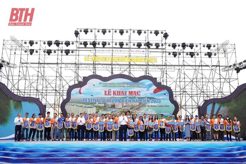 Hoằng Hoá khai mạc Festival dù lượn Hải Tiến 2023