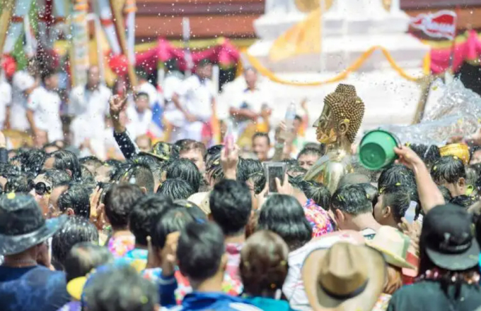 Lễ tắm Phật ở Songkran, Chiang Mai. Ảnh: Tripcom