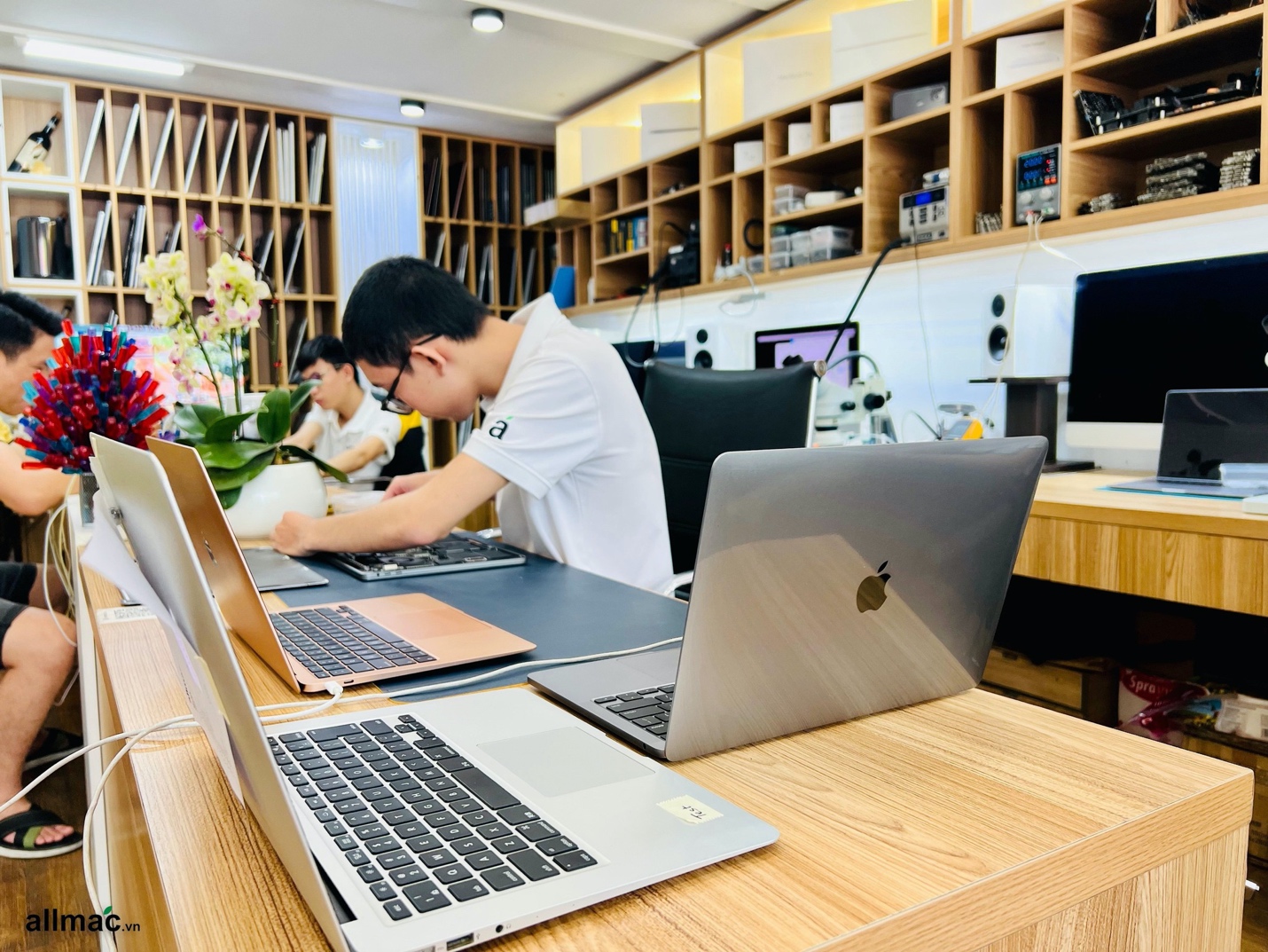 Ở Đà Nẵng bạn có biết đến địa chỉ nào sửa chữa Macbook uy tín không? Nếu bạn còn đang tìm kiếm và chưa đủ yên tâm về các dịch vụ mình đã từng xem qua hay sử dụng thì hôm nay mời bạn đến tham khảo và trải nghiệm tại địa điểm allmac - địa chỉ sửa macbook Đà Nẵng uy tín, chất lượng.