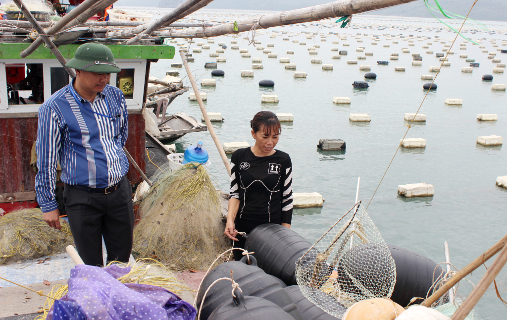 Lãnh đạo xã Quan Lạn kiểm tra, đôn đốc các hộ dân chuyển đổi phao xốp. Ảnh: Mạnh Trường