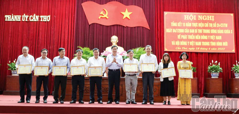 Đồng chí Phạm Văn Hiểu, Phó Bí thư Thường trực Thành ủy, Chủ tịch HĐND thành phố, trao bằng khen cho các tập thể. Ảnh: H.HOA