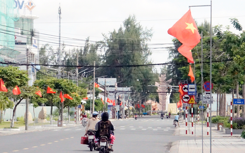 Treo cờ chào mừng ngày Chiến thắng 30-4 và ngày Quốc tế Lao động 1-5.