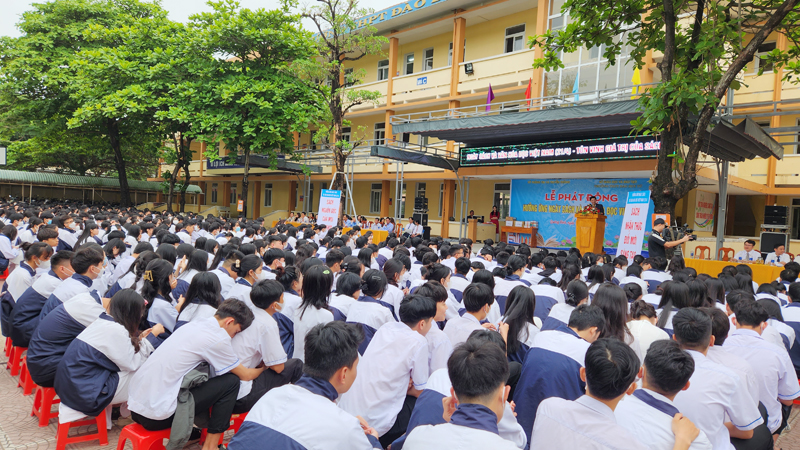 Ngành GD-ĐT cần đẩy mạnh giáo dục tư tưởng chính trị, đạo đức, lối sống, phong cách cho cán bộ quản lý, nhà giáo, nhân viên, học sinh, để xây dựng môi trường văn hóa và ứng xử văn hóa trong trường học.