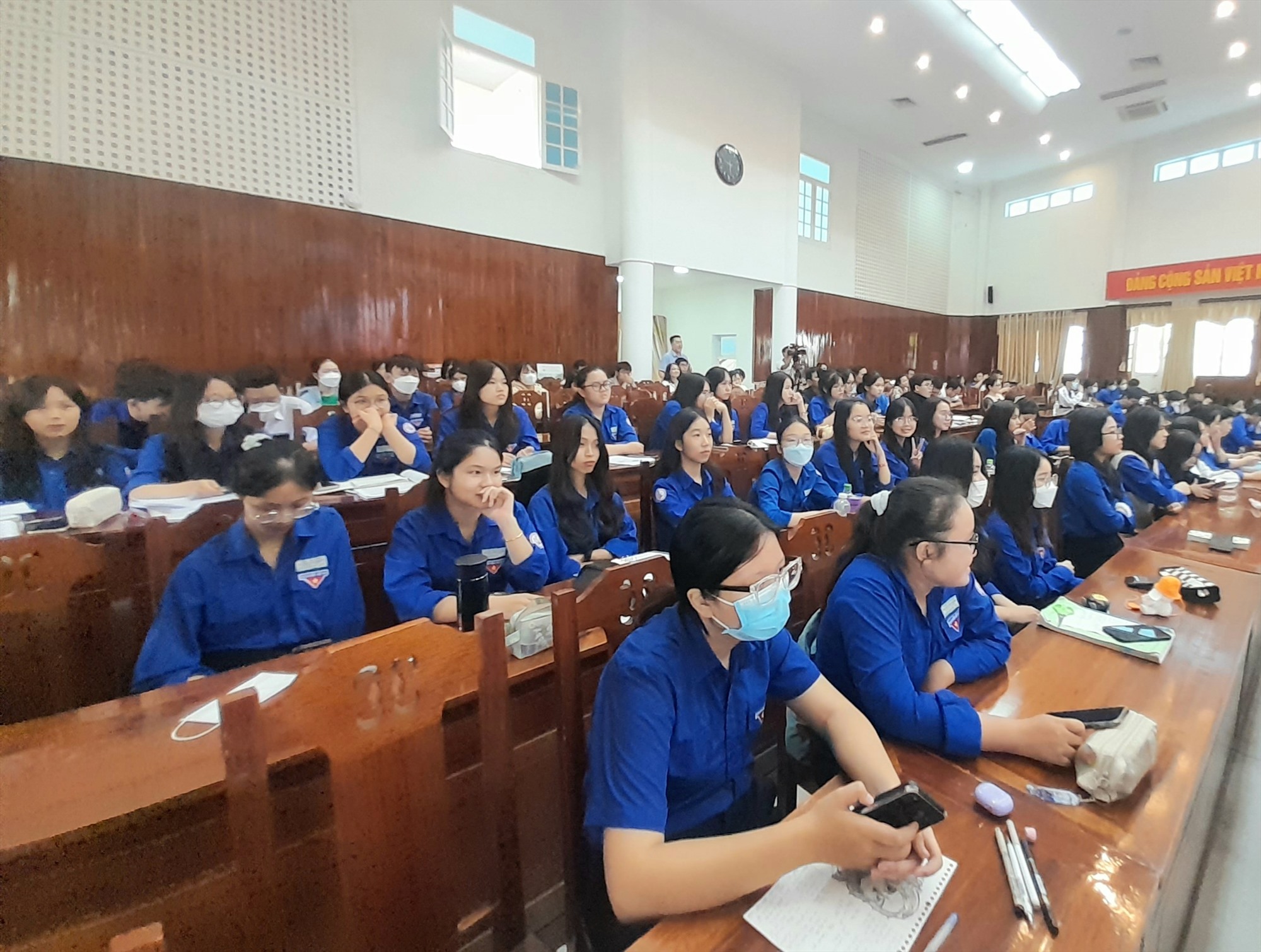 Nhiều học sinh sinh viên trên địa bàn Tam kỳ tham gia diễn đàn. Ảnh: H.Quang